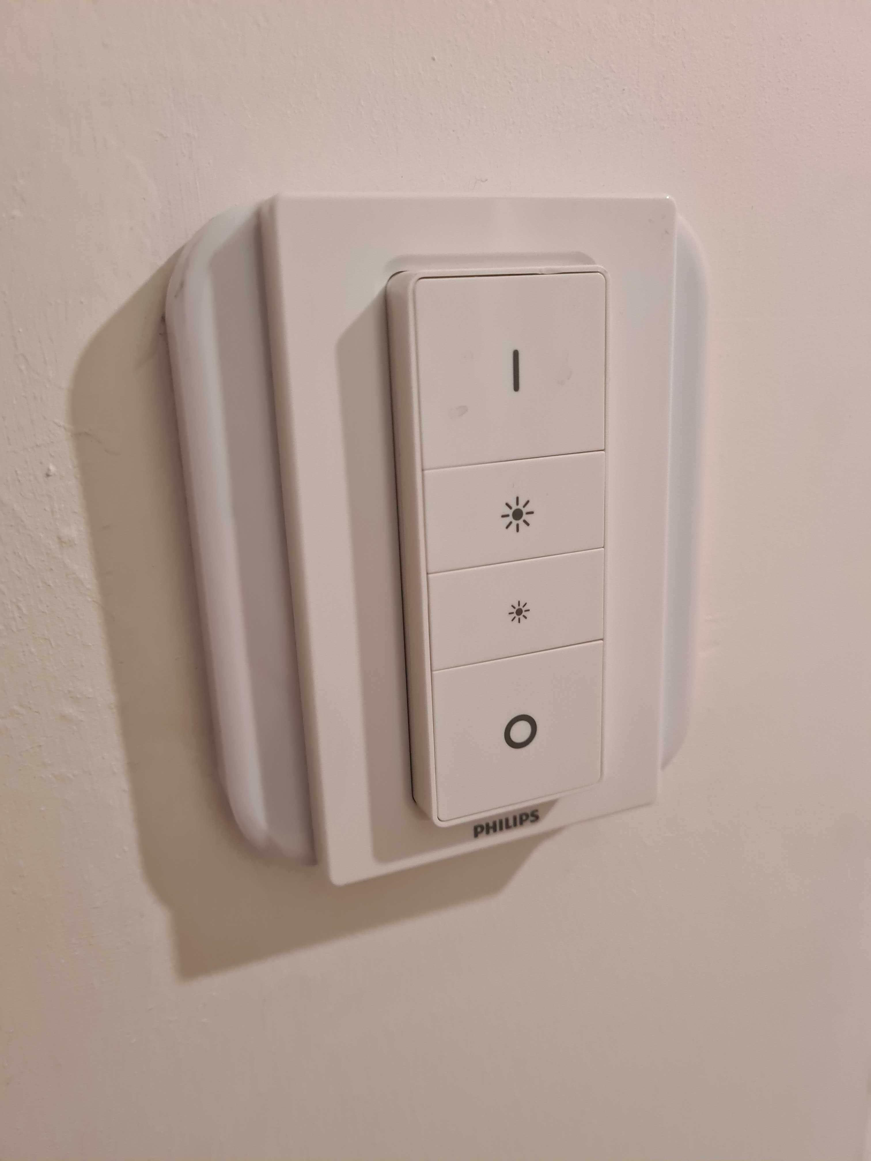 Philip Hue mount over normal light switch, with magnetic removable remote
